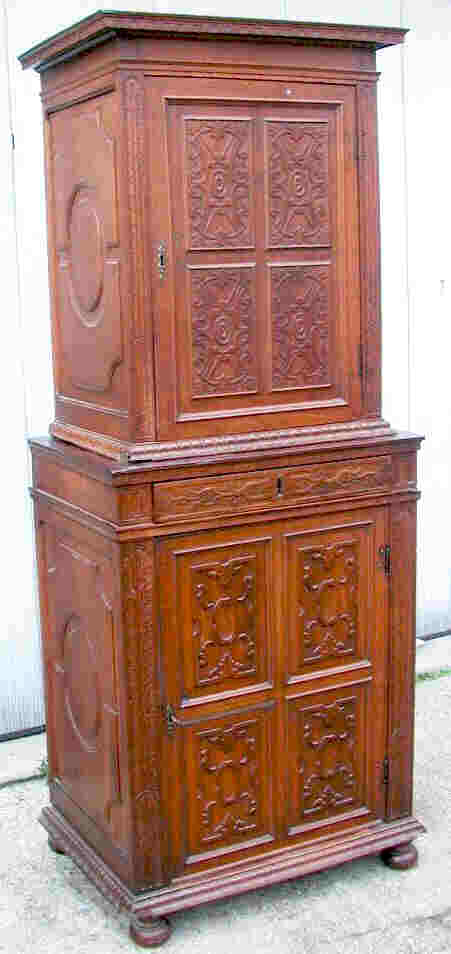 homme debout ensemble A.jpg (93616 octets)